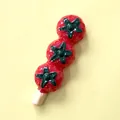 Gros plan détaillé d'un aimant de réfrigérateur en forme de brochette de tomates 3D - Brochettes de Tomates