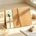 Dettaglio di un biglietto d'auguri in carta kraft con calla 3D fatta a mano - Calla Bianca (Fiore Artificiale)