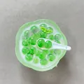 Vista dettagliata dall'alto di una calamita da frigo in resina a forma di dessert alla gelatina - Boba alla Menta Verde