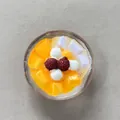 Magnete da frigo 3D in resina a forma di dessert Bingfen estivo, vista dall'alto - Budino al Mango e Corbezzolo
