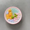 Vista dettagliata di un magnete da frigo 3D in resina a forma di colorata ciotola estiva. - Ciotola Rosa