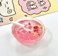 Magnete per frigo in resina con gelatina rosa realistica, cucchiaino e decorazioni. - Gelatina di Ghiaccio Rosa