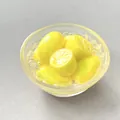 Calamita da frigo in resina in miniatura con design realistico di gelatina al limone 3D - Limone Ghiacciato