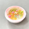Calamita per frigorifero in miniatura in resina con gelatina colorata e cuori rosa - Gelatina a Forma di Fiore