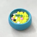 Magnete da frigo miniatura gelatina estiva con boba in ciotola blu - Budino al Mango Griglia Gialla Verde