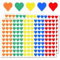 Vista detallada de láminas de pegatinas de corazones en cinco colores vibrantes. - A55