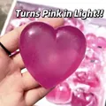 Primo piano di un giocattolo sensoriale a forma di cuore che cambia colore alla luce - Taglia M / Cuore Cangiante (Trasparente a Rosa/Viola)