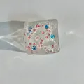 Nahaufnahme eines transparenten Weihnachts-Squishy-Spielzeugs mit Weihnachtsmann-Motiv - Mittel / Weihnachtsmann