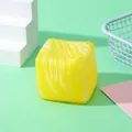 Detailansicht eines gelb-weiß marmorierten Wasserwürfel-Squishy-Spielzeugs zum Stressabbau - Wirbelgelb