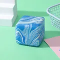Detailansicht eines blau-weißen Marmor-Quetschspielzeugs zur Entspannung und Stressabbau - Marmorblau