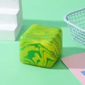 Grüner und gelber Marmor-Wasserwürfel-Squishy-Spielzeug zum Stressabbau und sensorischen Spiel - Marmoriertes Grün