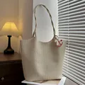 Elegante borsa tote intrecciata beige con ciondolo a forma di cavallo per uso quotidiano - con portachiavi / Bianco avorio
