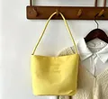 Bolso cubo de nailon amarillo brillante bordado con correa fina para el hombro - Amarillo brillante con letras