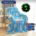 Manta suave de franela que brilla en la oscuridad con patrones de fútbol azul y trofeo - Fútbol de Trofeo / 100*150cm