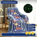 Suave manta de franela azul con dinosaurios que brillan en la oscuridad para niños - Dinosaurio de Colores / 100*150cm