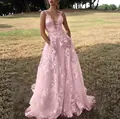Elegante vestido de noche rosa con encaje floral, escote en V, falda de tul y tirantes - S / Vestidos / Rosa