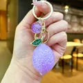 Kreativer lila Zitronen-Schlüsselanhänger mit goldener Öse und grünem Blatt - Goldene Hardware Galvanisierte Zitrone / Aurora Lila
