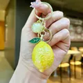 Kreativer realistischer gelber Zitronenanhänger mit grünem Blatt und glitzerndem Charm - Goldene Hardware Galvanisierte Zitrone / Aurora Yellow