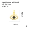 Vista detallada de colgante ojo de la suerte dorado con medidas e información. - Colgante Micro Pavé de Ojo con Pestañas (P03178-A)