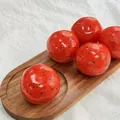 Set mit 5 roten handgemachten Quetschbällen mit schwarzen Flecken zum Stressabbau - Wassermelonen-Slush-Stil (Squishy) / 1 Stück