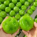 Handgefertigter grüner Kiwi-Squishy-Stressball mit einer weichen Wachshaut-Textur - Kiwi-Slush-Stil (Squishy) / 1 Stück
