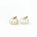 Orecchini a perno a zucca in smalto bianco con bordo dorato, gioielli per il Ringraziamento - Stile Zucca 3D (106) / Bianco