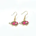 Leuke cartoon egel oorbellen met roze appel detail en een luxe gouden afwerking. - Appel Egel Stijl