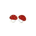 Orecchini a lobo a fungo in smalto con cappello rosso e gambo bianco. - Orecchini a bottone a fungo rosso a cartone animato