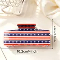 Detailweergave van de 10,2 cm brede rechthoekige haarklem met Amerikaanse vlag. - Gestreepte Vlag Stijl (D9-4-22)