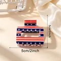 Gedetailleerde weergave van een vierkante haarklem van 5 cm met een Amerikaans vlagontwerp - Gestreepte Vlag Stijl (D9-4-18)