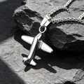 Pendentif avion de chasse P51 Mustang argenté sur fond de pierre texturée - Pendentif Avion Avec Chaîne