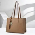 Seitendetail einer braunen Laptop-Tragetasche mit Textur und Leoparden-Anhänger - 40*14*30 / Khaki