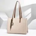 Große beige strukturierte Laptop-Tragetasche mit braunen Schultergurten und einem Bären-Anhänger - 40*14*30 / Gebrochenes Weiß