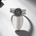 Vintage zilveren nagelring met geometrische zwarte strass cirkel en ovale metalen plaat. - 91 ancient white k + gray zirconium a-1161