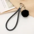 Hochwertiger Handgelenkgurt aus schwarzem Denim mit flauschigem Kunstfell-Pompon - Denim-Lederanhänger (K3945) / Schwarz