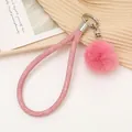 Modisches rosa Denim-Handgelenkband für Handys mit passendem flauschigem Pompon. - Denim-Lederanhänger (K3946) / Rosa