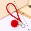 Rotes Denim-Handgelenkband Schlüsselanhänger mit Plüschbommel und 16cm Längenangabe. - Denim-Lederanhänger (K1005) / Rot
