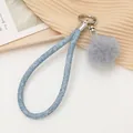 Stylische blaue Denim-Handgelenkschlaufe für Handys mit grauem Bommel und Herz-Verschluss. - Denim-Lederanhänger (K3947) / Dunkelblau