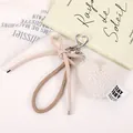 Weicher weißer Herz-Schlüsselanhänger mit rosa Schleife und herzförmigem Clip - Schleife + Herzanhänger (K5636)