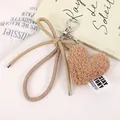 Nischen-Anhänger mit Plüschherz, schicker Leder-Schleife und Herz-Schnalle für Taschen - Schleife + Herzanhänger (K5637)
