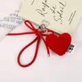 Roter flauschiger Herz-Taschenanhänger mit Herzverschluss und Handschlaufe. - Schleife + Herzanhänger (K5638)