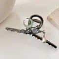 Elegante Haarklammer im Neo-China-Stil mit Mondsichel, blauer Blume und Perlen. - Mondschein Blumenklammer [13cm]