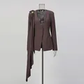 Detailansicht des kaffeebraunen V-Ausschnitt-Blazers mit unregelmäßigem Schalldesign - S / Oberteile / Braun