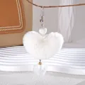 Süßer weißer herzförmiger Plüsch-Schlüsselanhänger mit Pompon-Detail für Taschen - Herz-Plüschball-Anhänger (K2701)