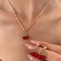 Conjunto de collar y pendientes de cereza roja estilo dopamina oro - Conjunto de Joyas Cereza Roja (K-1430)