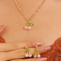 Precioso conjunto de collar y pendientes de cereza rosa con una fina cadena dorada - Conjunto Joyería Cereza Rosa (N-445)