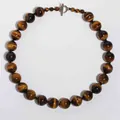 Collier vintage en perles d'oeil de tigre naturel avec fermoir en acier titane - Brin Complet de Perles Rondes Oeil de Tigre / 43cm / Effet Oeil de Chat Brun