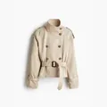 Detalle de una gabardina corta beige con doble botonadura y cinturón - S / Tops / Caqui