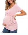 Camiseta de maternidad de manga corta con cuello en V cruzado en color rosa suave - S / Tops / Rosa