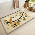 Tappetino da bagno floccato con simpatico motivo di uccelli su ramo in ambiente casa - Uccelli gialli su ramo fiorito